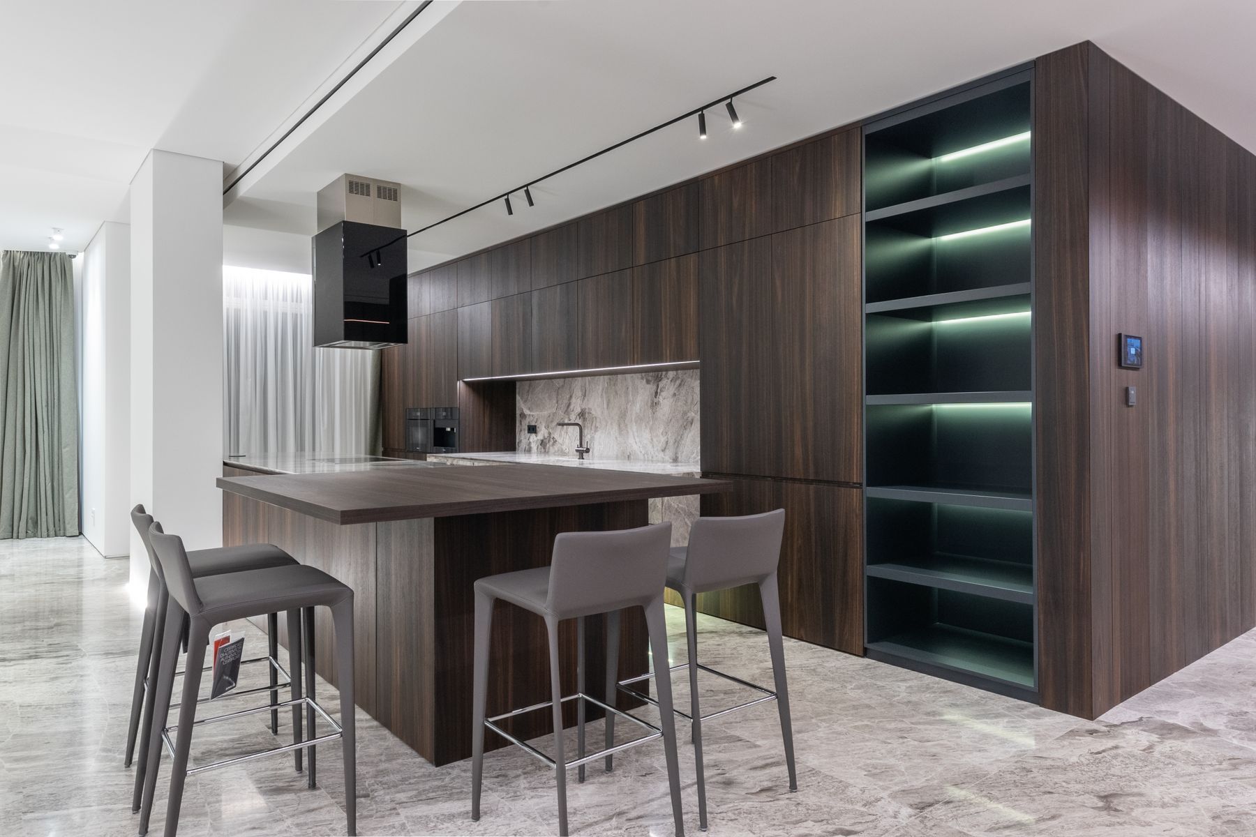 Cocina de madera oscura con isla y taburetes