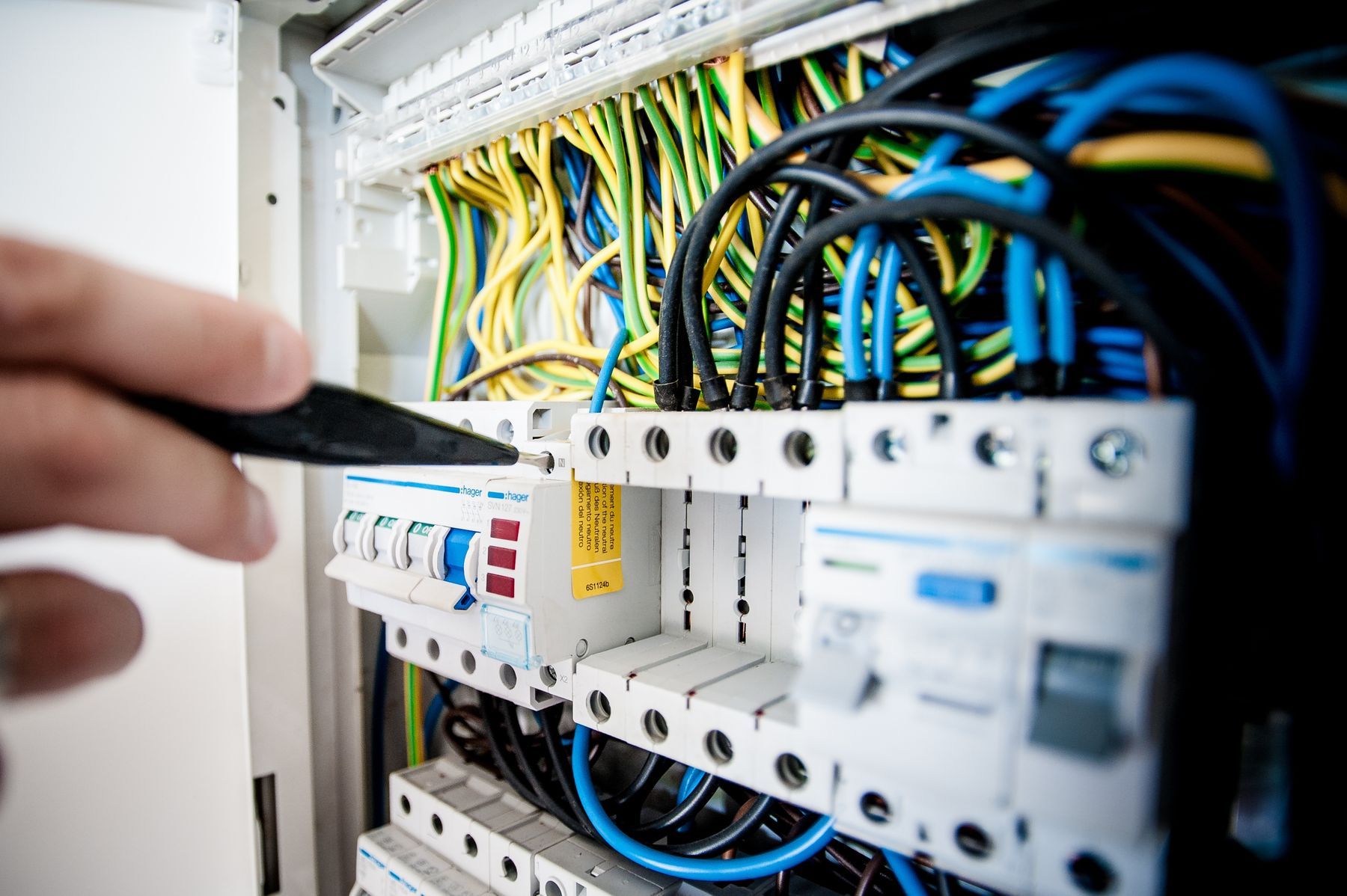 Cuadro eléctrico con interruptores y cableado nuevo