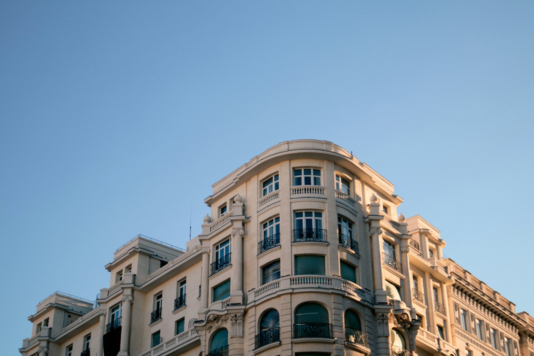 Edificio de viviendas clásico en una esquina de Madrid