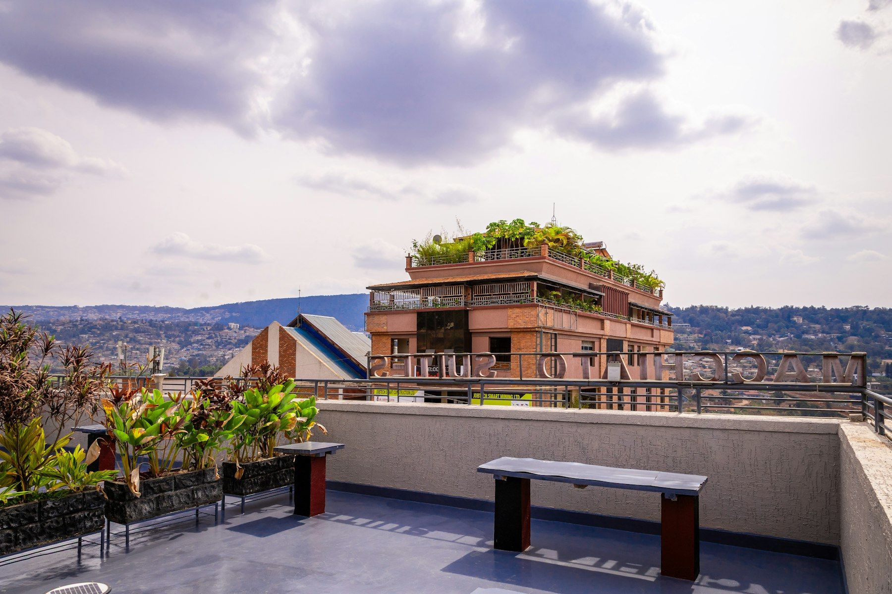 Terraza en azotea con banco y vistas