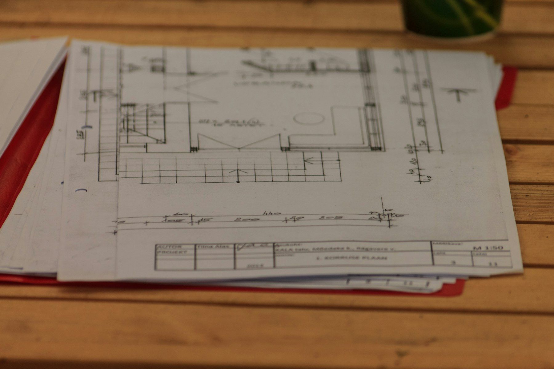 Planos de una reforma sobre una mesa de madera