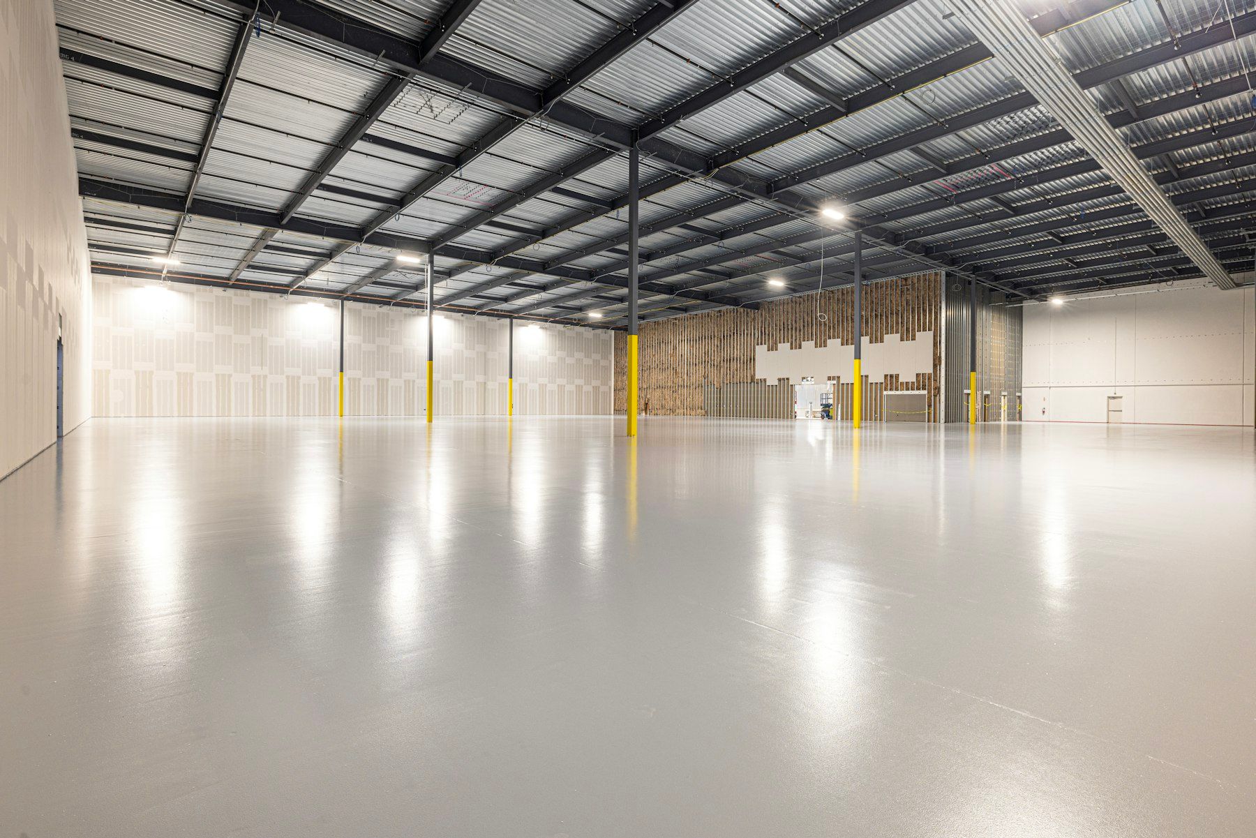Nave industrial diáfana con suelo pulido
