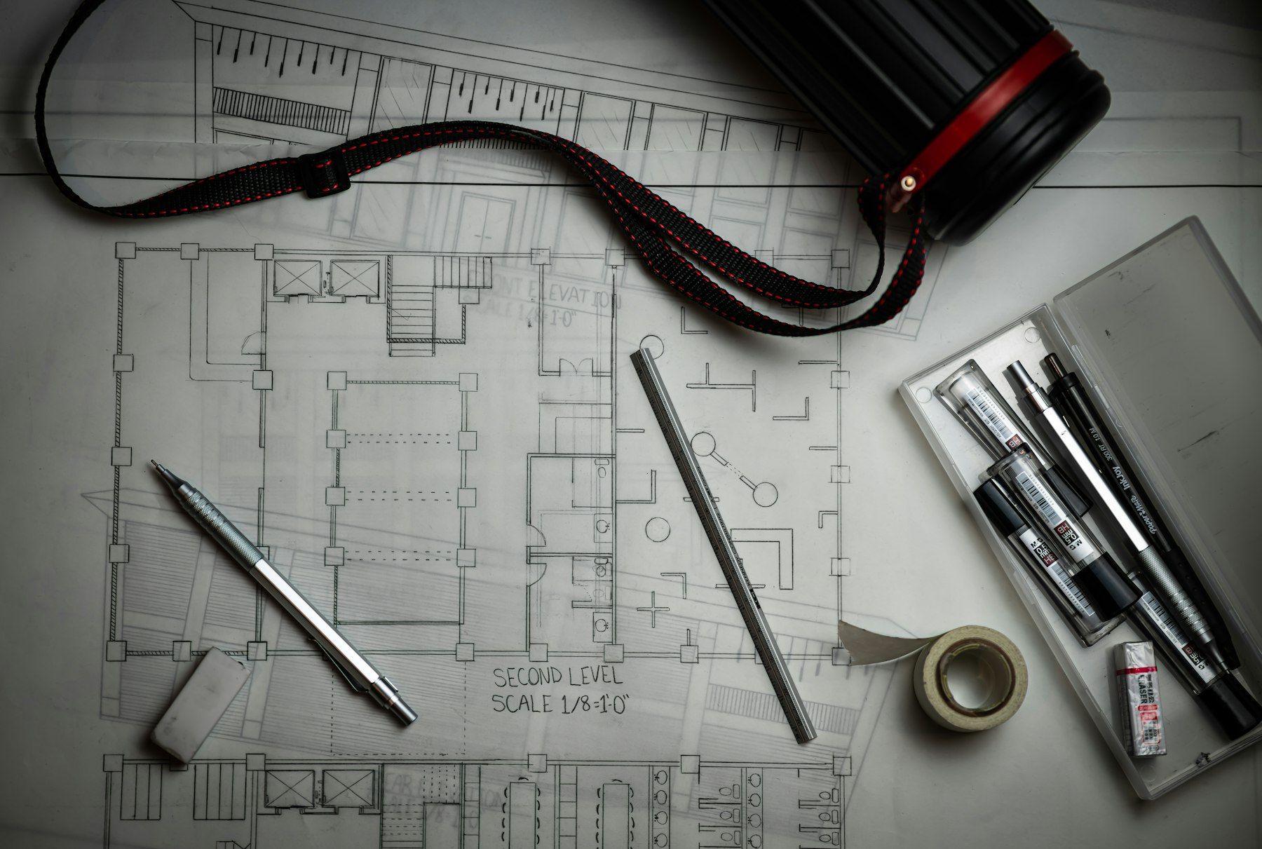 Planos de una vivienda con lápices y útiles de dibujo