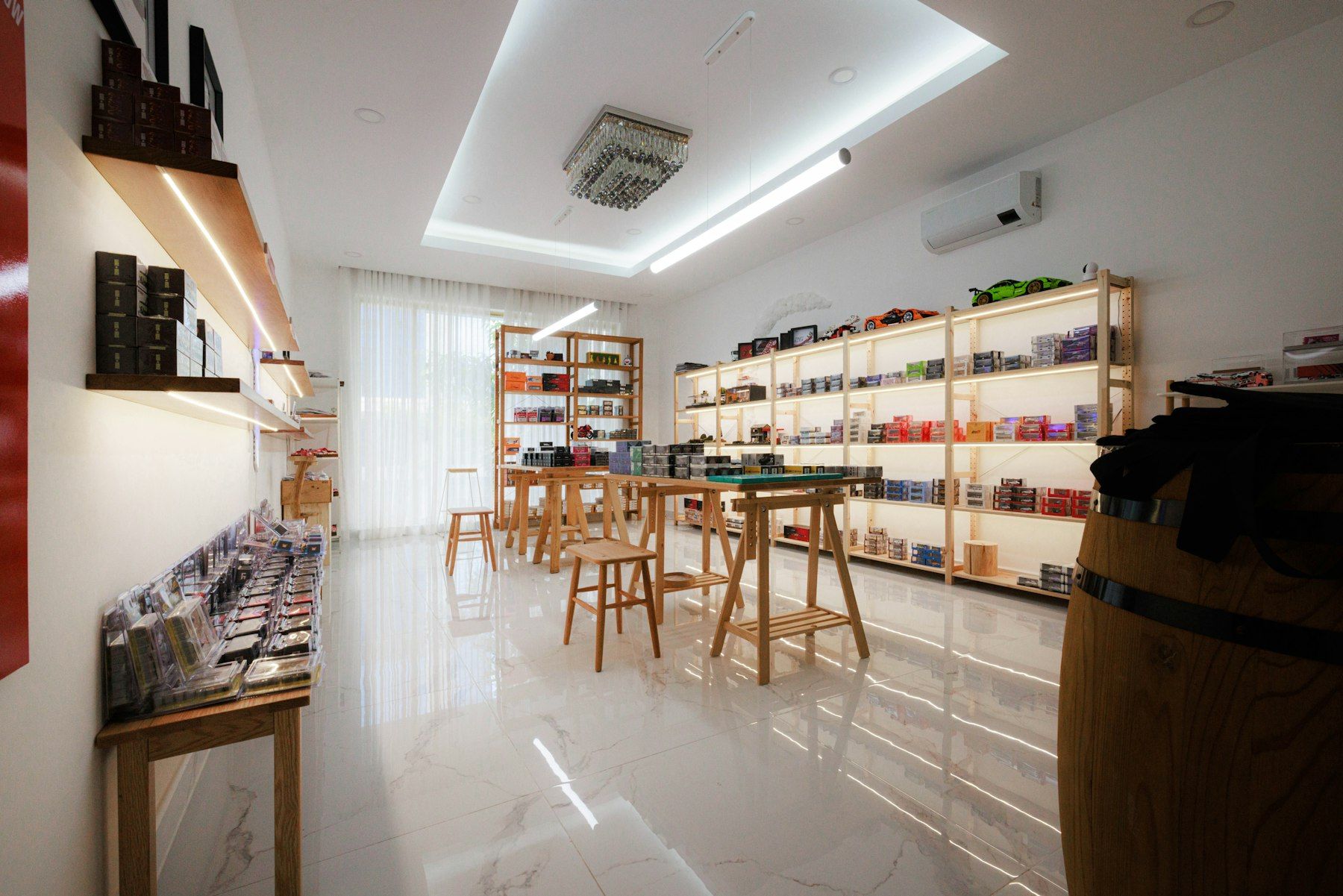 Tienda con estanterías a lo largo de la pared