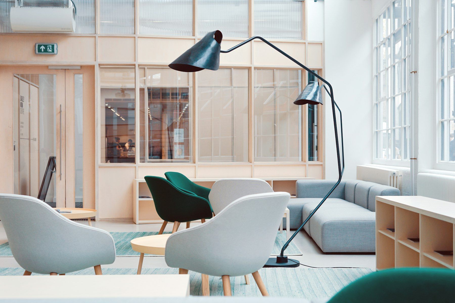 Zona de descanso de una oficina con sillones y cerramientos acristalados