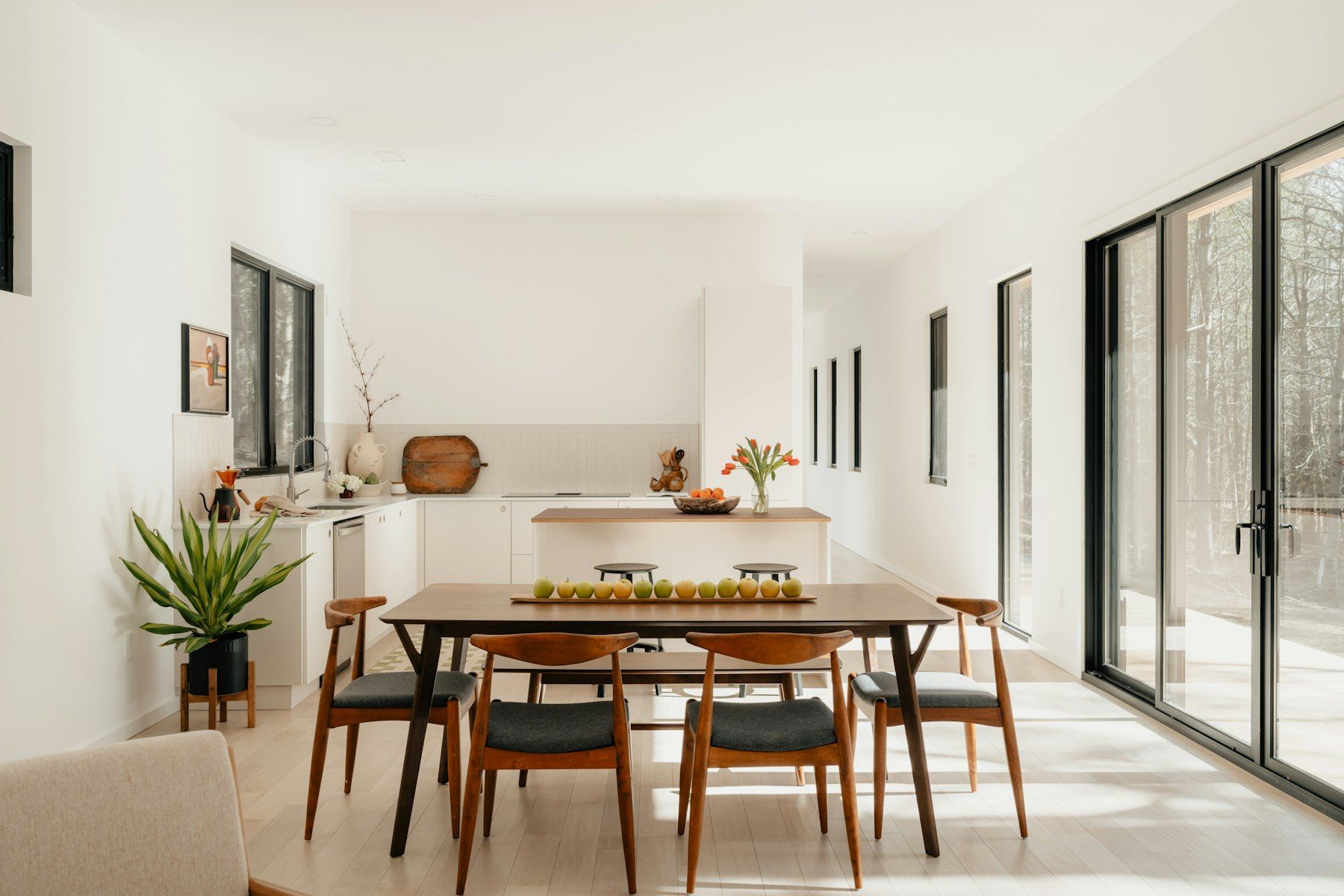 Comedor abierto a la cocina con sillas de madera