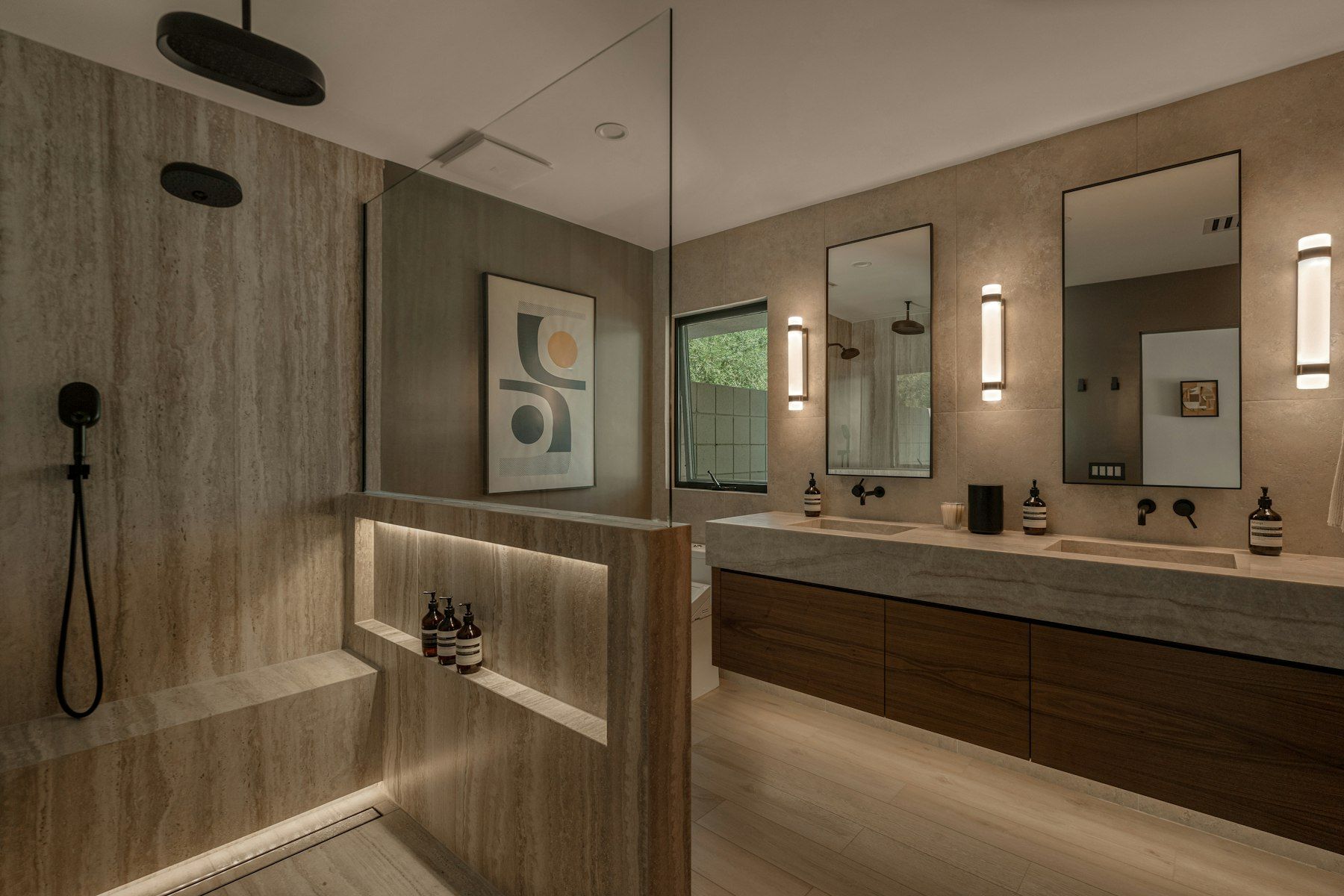 Baño con revestimiento de madera y espejos iluminados