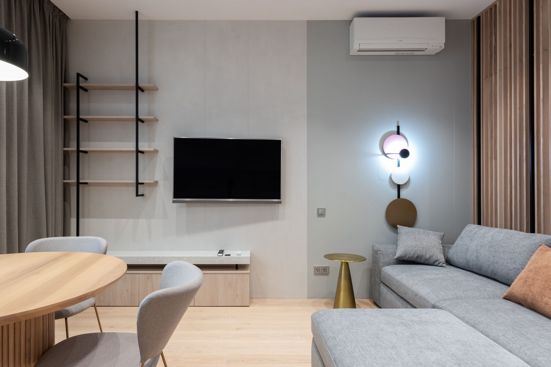 Salón con equipo de aire acondicionado en la pared