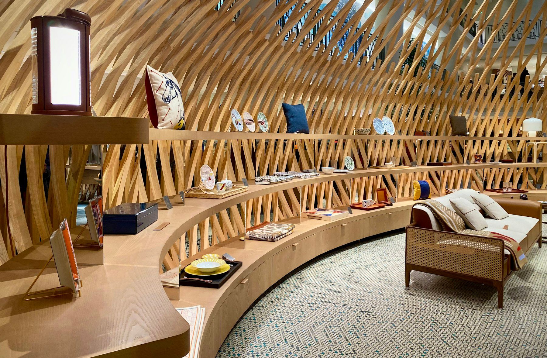 Tienda con estanterías curvas de listones de madera