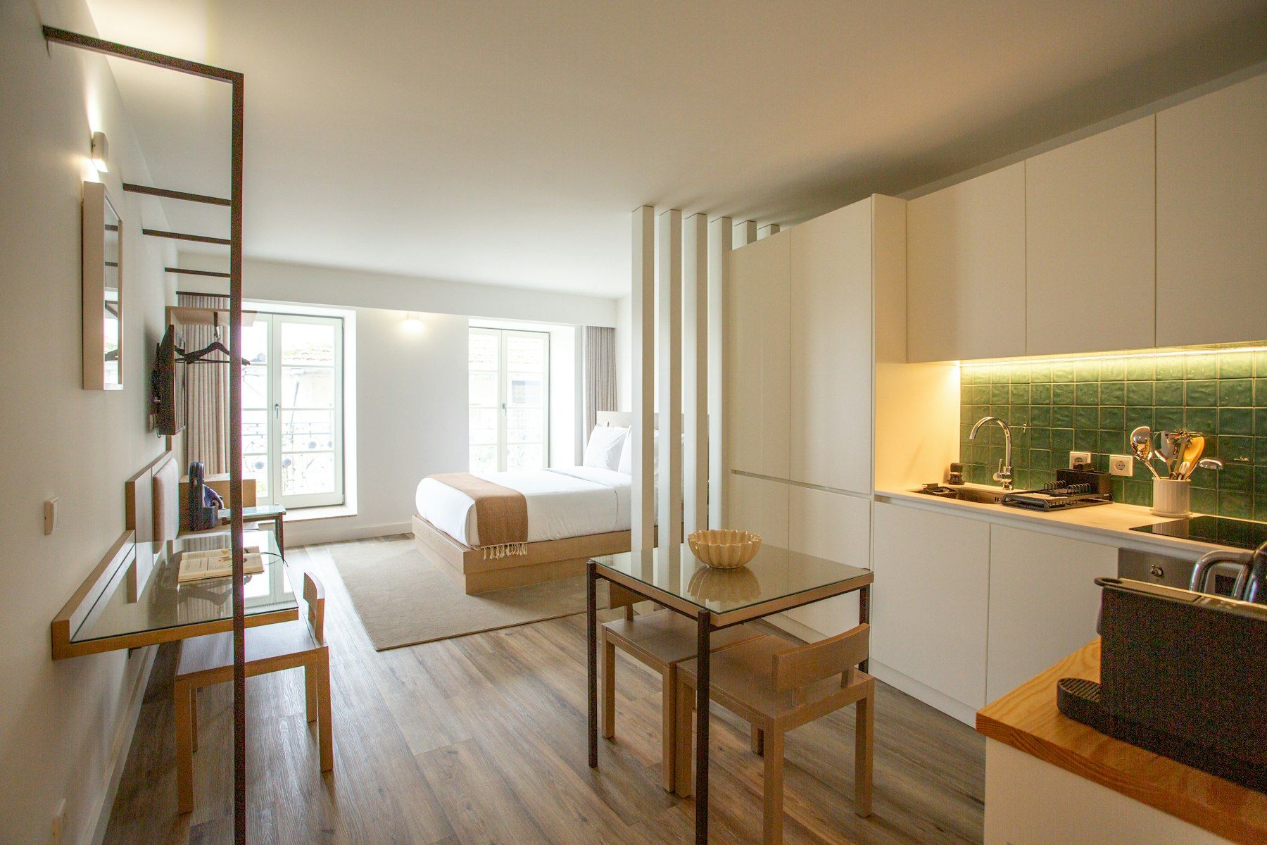 Estudio con dormitorio, zona de comedor y cocina en un mismo espacio