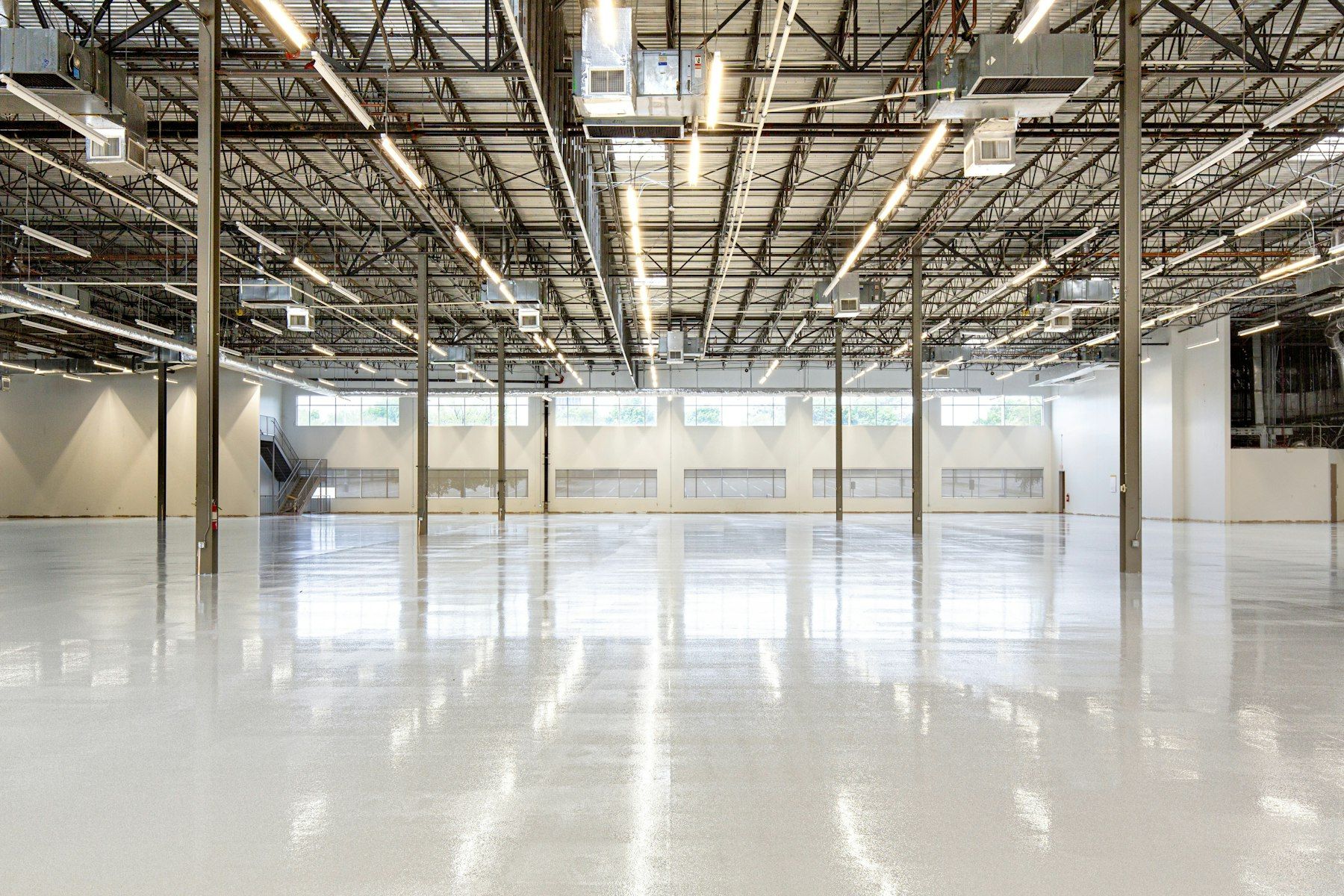 Nave industrial vacía con suelo pulido