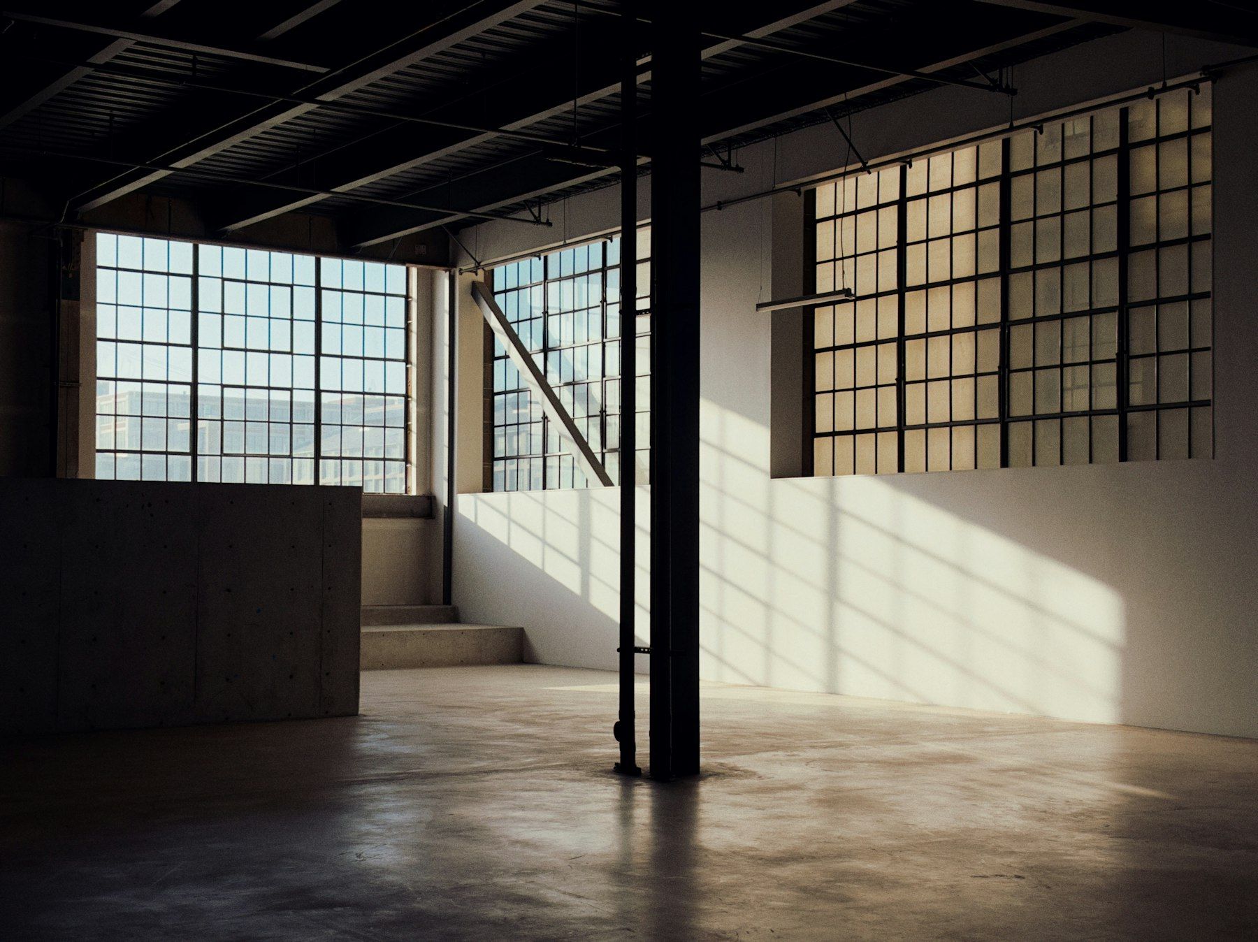 Espacio industrial con grandes ventanales