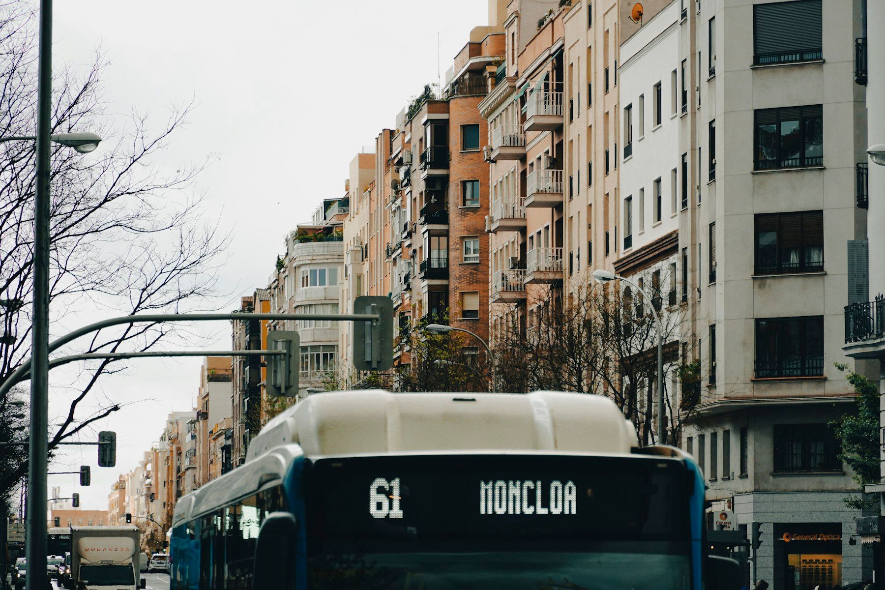 Calle de Madrid con edificios de viviendas
