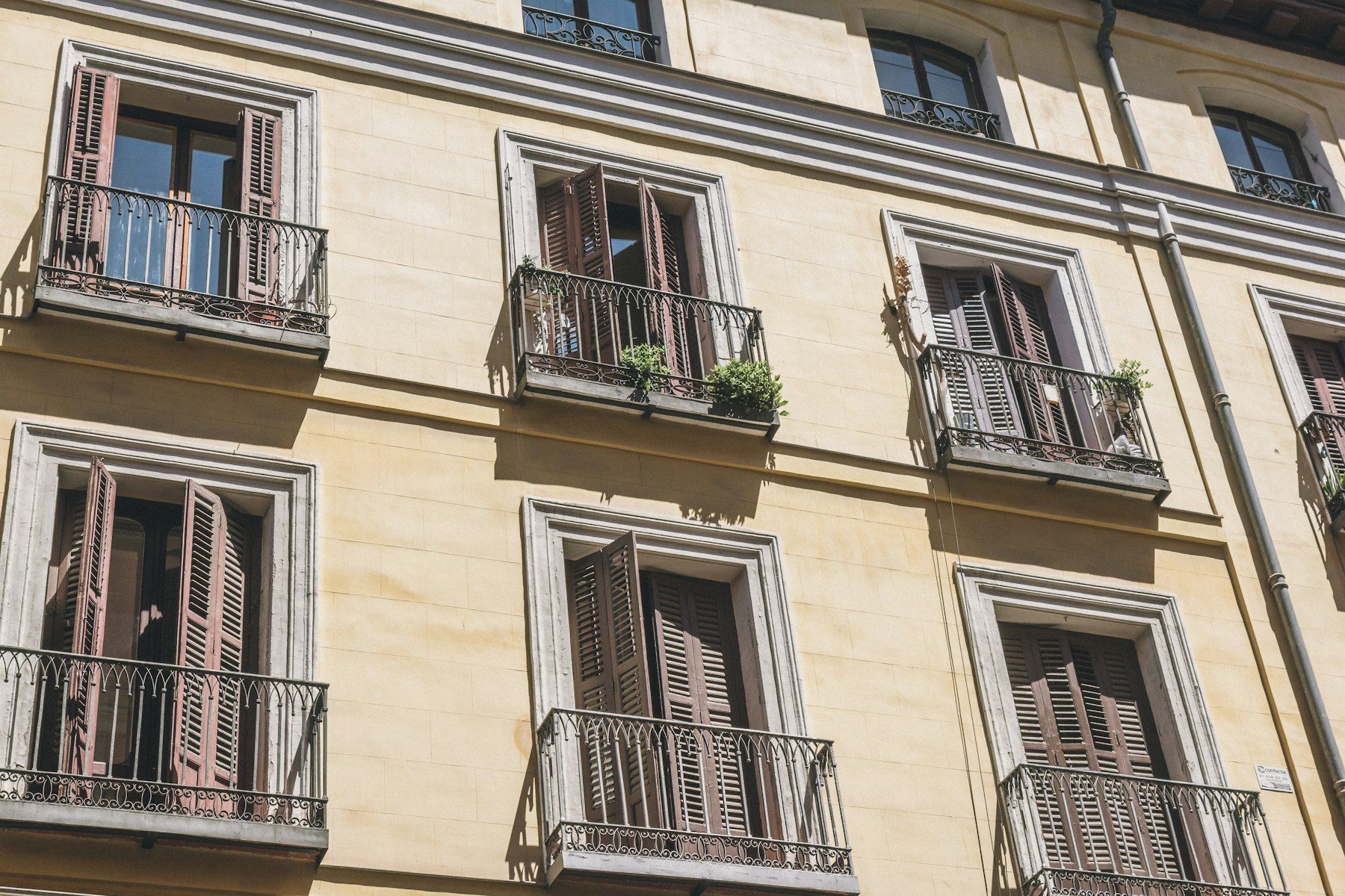 Fachada clásica con balcones de forja