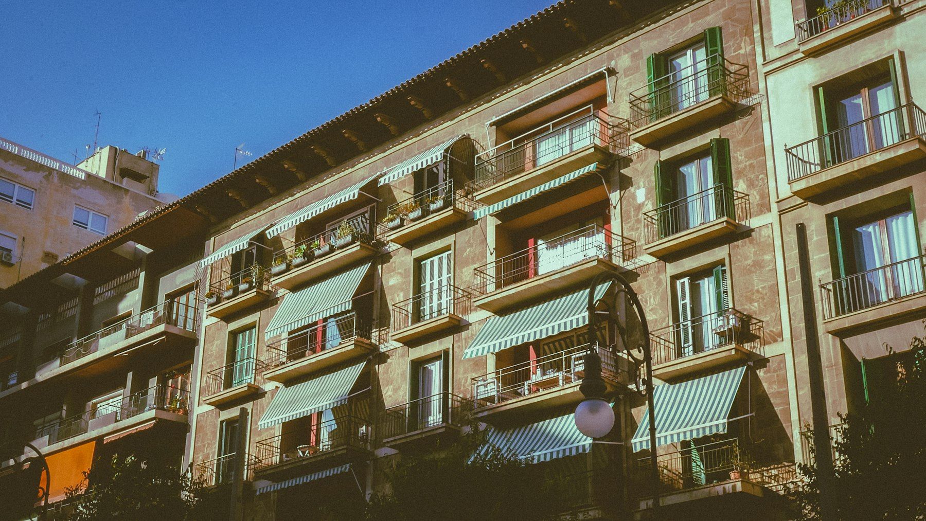 Edificio de viviendas con toldos y balcones