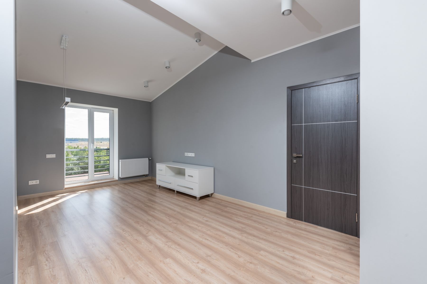 Estancia recién reformada con suelo laminado y balconera